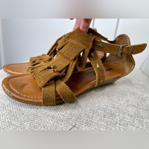 Minnetonka Moccasin Sandals Suede Tassel Fringe Women’s Size 7 BOHO - Picture 3 of 5